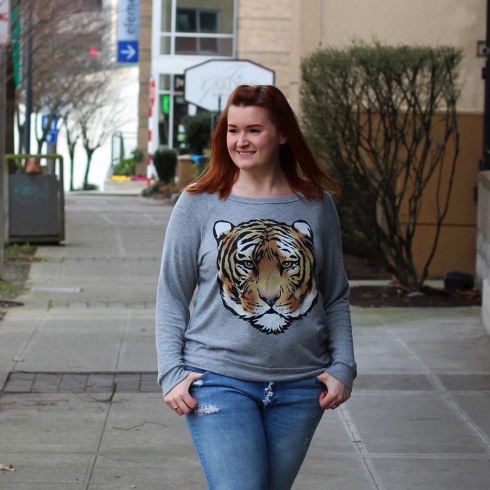 ⬇️⭐️ Lauren Moshi Los Angeles Gray Tiger Graphic Sweater Size Large